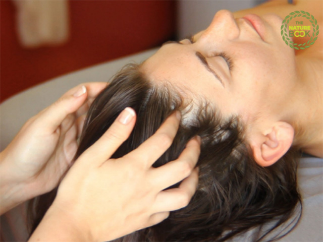 Chăm sóc tóc đẹp chuẩn Hàn bằng cách massage da đầu nhẹ nhàng