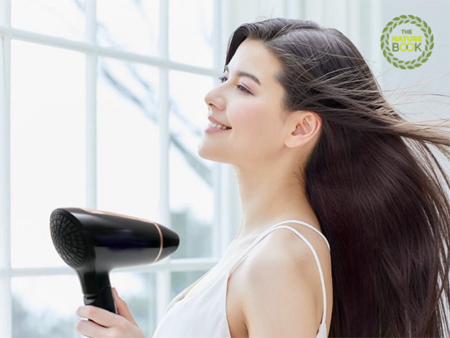 Chăm sóc tóc đẹp chuẩn Hàn bằng cách làm khô tóc bằng khăn bông và máy sấy