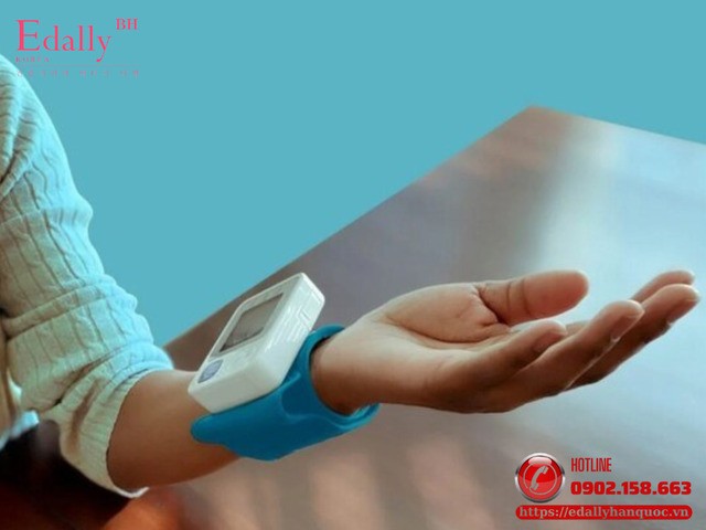 Có nên dùng máy đo huyết áp cổ tay không?