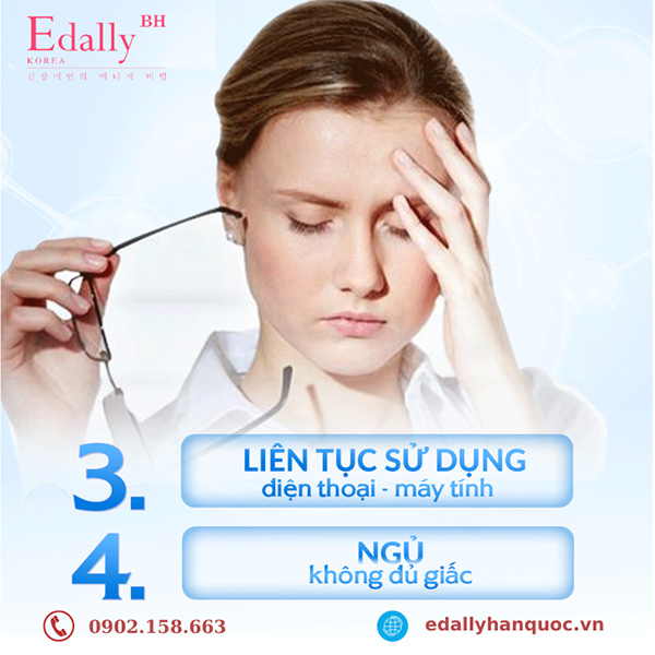 Liên tục sử dụng điện thoại, máy tính và thiếu ngủ, ngủ không đủ giấc khiến da mặt nhanh lão hóa