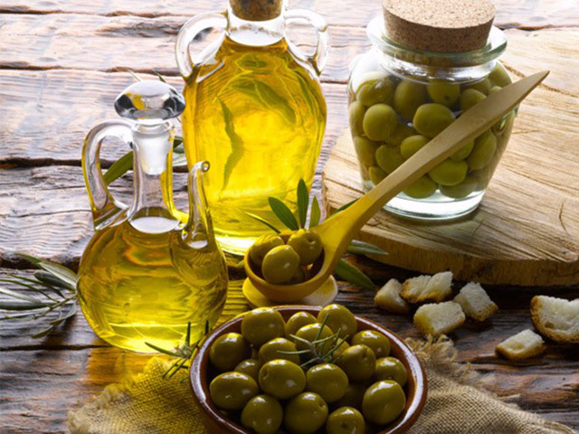 Dầu oliu rất tốt trong việc giảm cholesterol (mỡ máu) cao