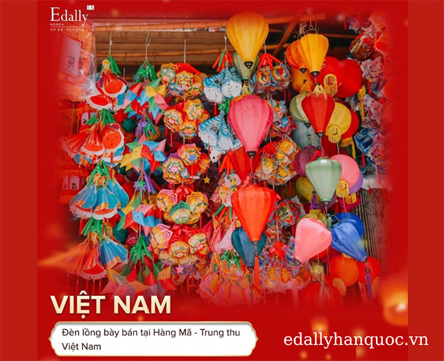Đèn lồng trung thu bày bán tại phố Hàng Mã, Hà Nội, Việt Nam