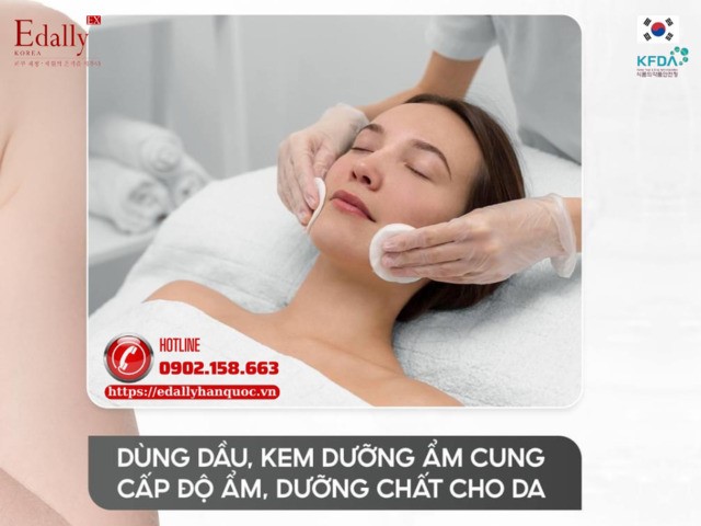 Dùng dầu dưỡng và kem dưỡng ẩm cung cấp độ ẩm, dưỡng chất cho da là bí kíp giúp da trắng sáng chỉ sau 4 tuần