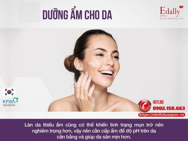 Cần chú ý dưỡng ẩm đầy đủ khi chăm sóc da mụn trong thời tiết hè nắng nóng, oi bức