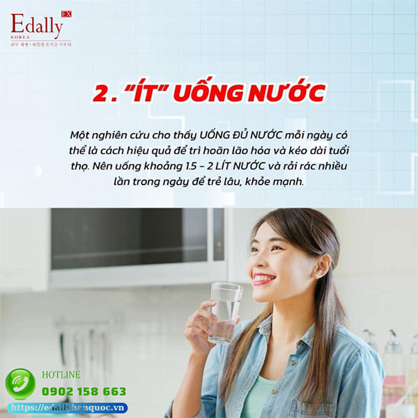 Ít uống nước là vấn đề thường gặp ở người già trước tuổi