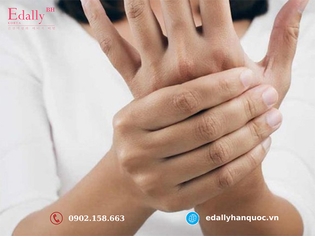 Cứng khớp bàn tay, ngón tay là dấu hiệu cảnh báo thoái hóa khớp bàn tay và ngón tay