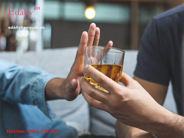 Hạn chế uống rượu, bia giúp kiểm soát huyết áp cao được dễ dàng hơn