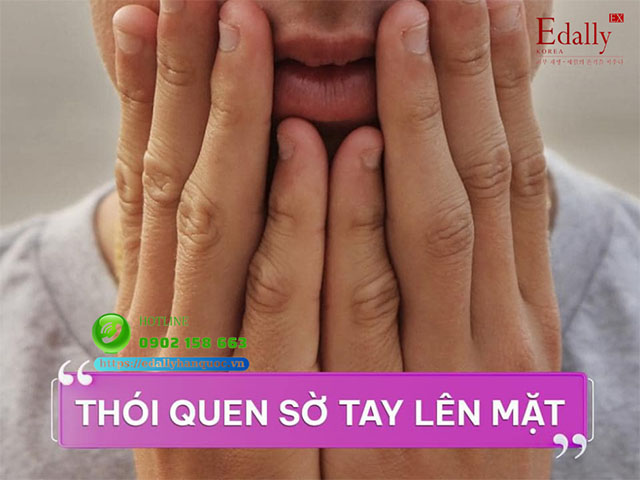 Thường xuyên sờ tay lên mặt là thói quen xấu âm thầm gây mụn mà bạn cần tránh